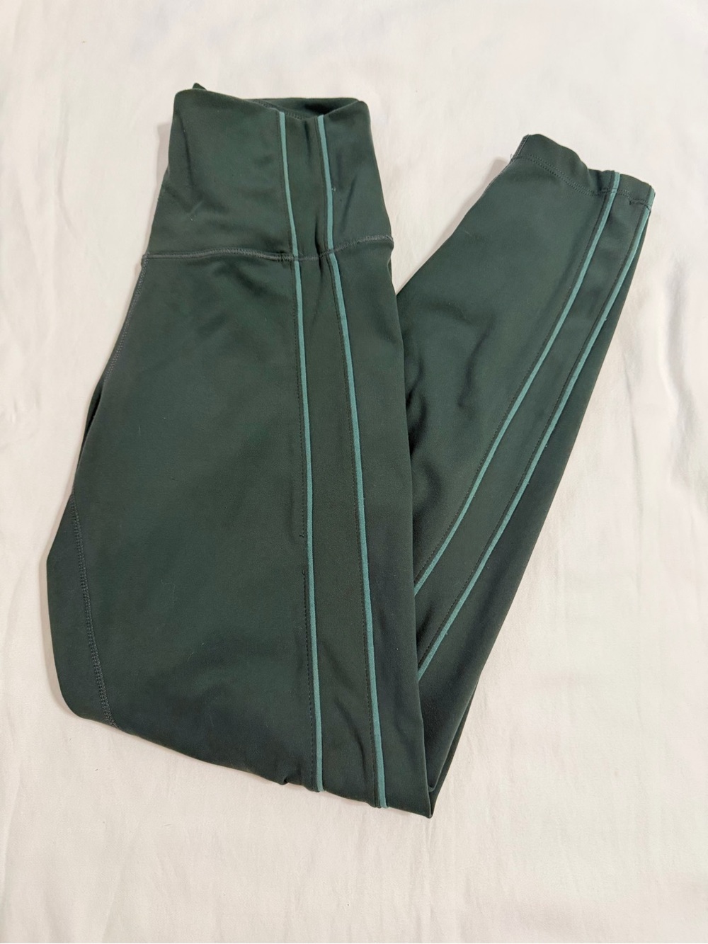 High-Waist Dark Green Active Leggings with Contrast Seams